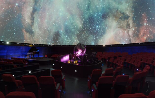 Der Sternensaal und die Kuppel wird vom 360 Grad Laser angeleuchtet als Sternenhimmel mit Nebeln dazu. Der Saal ist rund und es gibt hier 253 Sitzplätze, einer kleinen Bühne mit einem Klavier darauf.